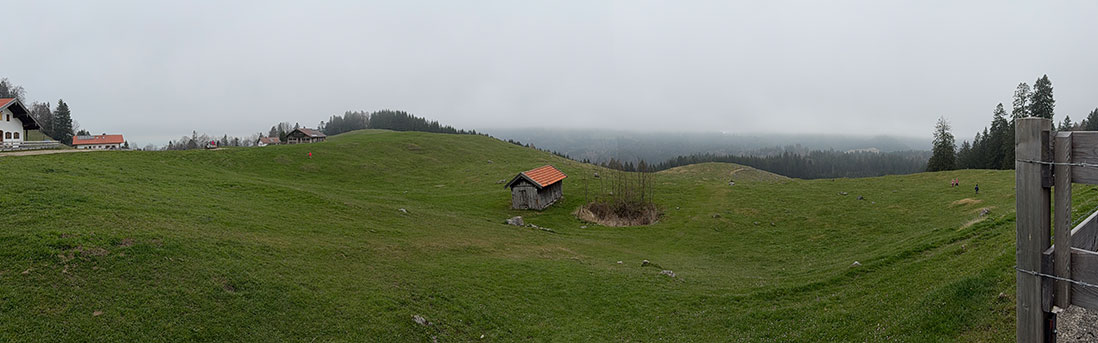 Panoramablick über die Almwiesen der Daffnerwaldalmen am Heuberg im Frühling