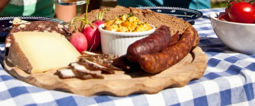 Brotzeit auf der Alm